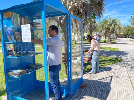 En la mañana del lunes se realizó la reposición de libros en La Casita de los Libros, en Plaza Libertad